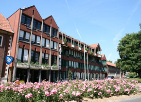 Bild des neuen Rathauses an der Dr.-Conrads-Straße