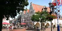 Einkaufen_in_der_historischen_Altstadt.jpg
